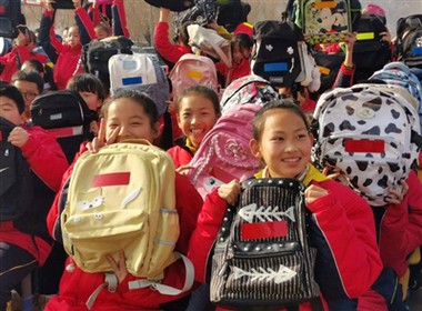 Принесите светоотражающие школьные ранцы в кампус, чтобы осветить дорожное дв...