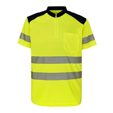 По сравнению с обычной светоотражающей футболкой