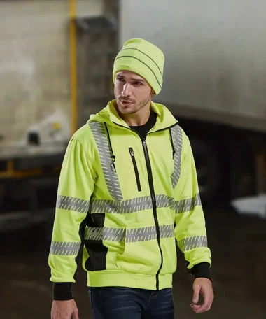 Идет снег, но на нем только светоотражающая хлопчатобумажная подкладка. Секре...